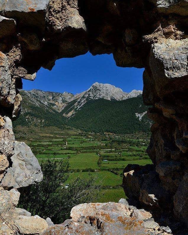 Vistes de la finestra del Castell de Gósol