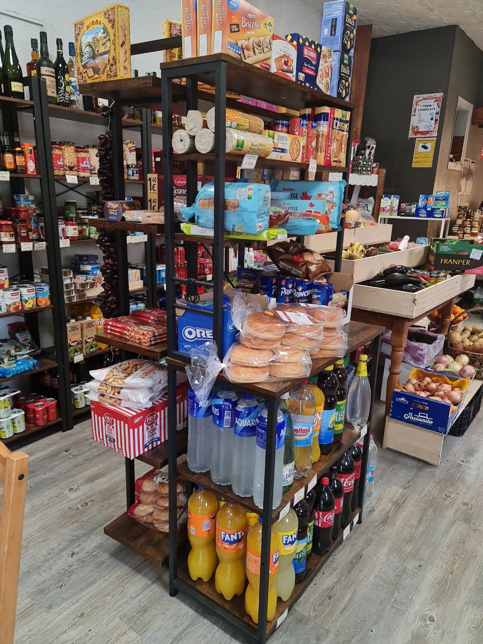 Interior del supermercat dels Queviures de Gósol