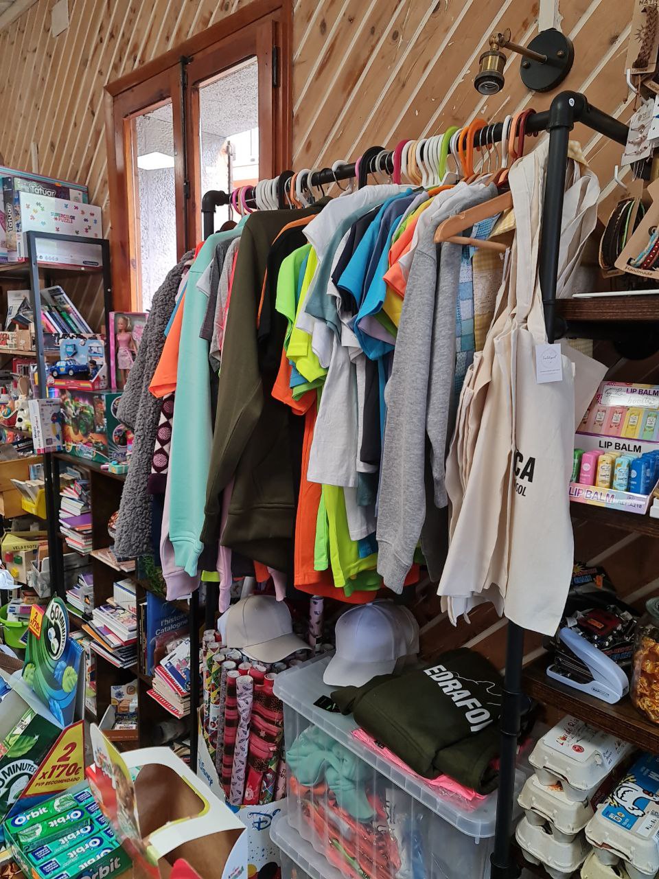 Secció de roba i souvenirs dels Queviures de Gósol