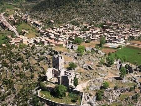 Vista aèria del poble amurallat de Gósol
